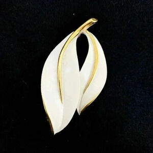 1960’s Sarah Coventry Pearlized Perfection white and gold leaf Brooch Pin